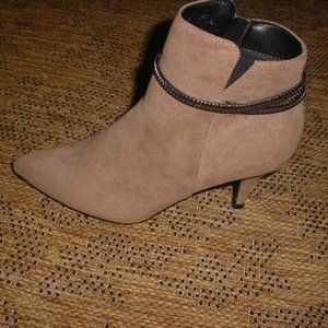 Cato New COMFORT BROWN SUEDE HERRINGBONE CHAIN HEELED BOOTIES SIZE 8
